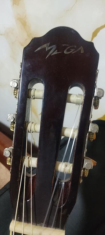 tuner: Elektro‑klassik gitara + çanta - Brend/model: başlıqda “MEGA” loqosu — 4