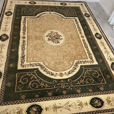 Klassik üslubda dekorativ xalça - Dizayn: Mərkəzdə gül kompozisiyalı