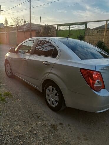qadın üçün maşınlar: Chevrolet Aveo: 1.4 l | 2012 il 193600 km Sedan — 12