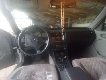 250 cc motor: Mercedes-Benz C-Class sedan (W280) – gümüşü rəng. Xüsusiyyətlər: - — 8