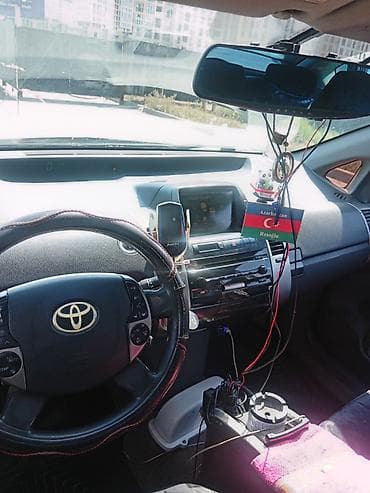 sprinter satisi: Toyota Prius (2-ci nəsil) hibrid hetçbek - Rəng: qara - Kuzov: 5 — 7