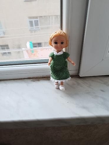 Balaca kolleksiya kuklası – əl toxuması yaşıl paltar və ağ kənar — 4