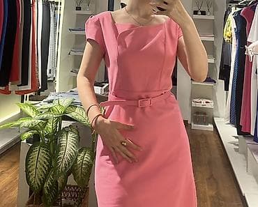 push up helanke: Qadın paltarı – açıq çəhrayı rəngdə, dizüstü uzunluqda, zərif kəmərli — 1