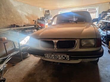 w202 qapi rezini: GAZ Volga 3110, ağ rəng, sedan gövdə. Nömrə nişanı: 05-BD-556 (AZ) — 4
