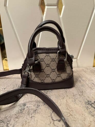 Çantalar hamısı birlikdə cəmi 50 AZN endirimdedi .Heç biri ikinci əl