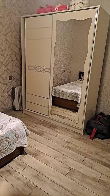 mebel 2ci əl: Ağ rəngdə qarderob, iki qapılı sürüşmə mexanizmi ilə təchiz — 1