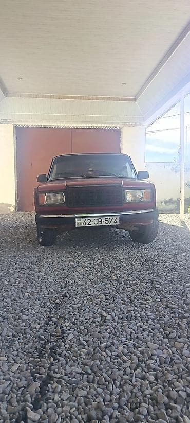 07 satsi: VAZ 2107 sedan - Kuzov: 4 qapılı sedan, al-qırmızı rəng, xrom ön və — 7
