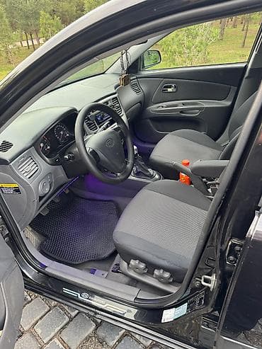 kia optima: Kia Rio hatchback Xarici görünüş: - Rəng: qara - 5 qapılı hatchback — 6