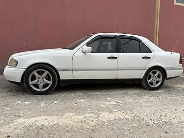 07 stop: Mercedes-Benz 220: 2.2 l | 1995 il Sedan — 5