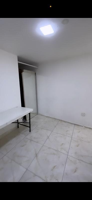 Nerimanovda metrodan 3/4 deq mesafede LİFE CENTİRİN arxasi qadin