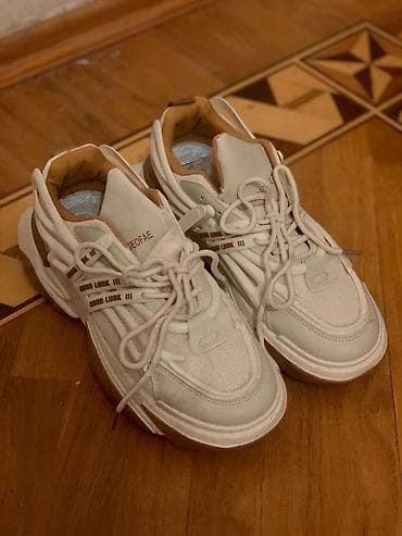 Kişi ayaqqabıları: Ağ/xama rəngli uniseks idman ayaqqabısı - Model: “GEOFAE” yazılı, yan — 2