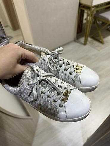 deri kurtka modelleri: Michael Kors qadın krossovkaları - Model: şnurbağlı, aşağı profilli — 1