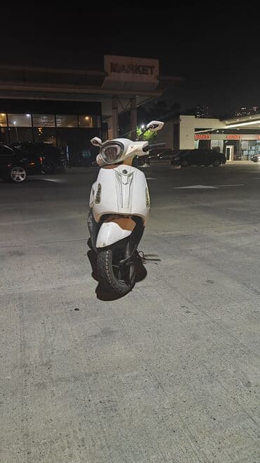 Motonəqliyyatın icarəsi: Şəhər içi rahat hərəkət üçün ağ rəngli skuter/süpürgə tipli moto — 1