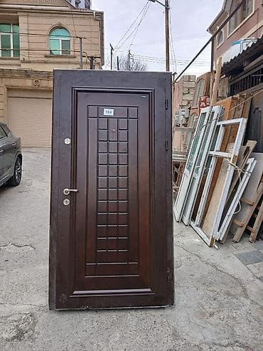 Dəmir giriş qapısı – klassik tərtibat, tünd qəhvəyi rəng. - Material