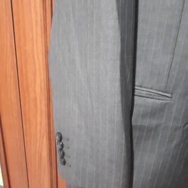 kişi ucun klassik qara kostyum: Bu, boz rəngli, zolaqlı kişi kostyum pencəyidir. Pencəyin qabaq — 3