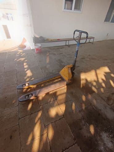 Mağaza avadanlığı: Salam qırmızı 2. 5 sarı 3.8 tonluq işlək vezyetde qiymətde razılaşmaq — 3