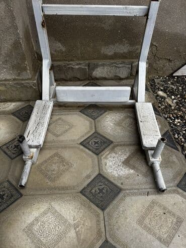 məktəbli parta: Ağ rəngdə metal/taxta kombinasiyalı paralelqol idman aləti — 1