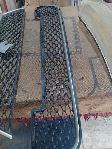 Облицовки, решетки: Məhsul: Avtomobil ön radiator barmaqlığı (bal pətəyi naxışlı), loqo — 1
