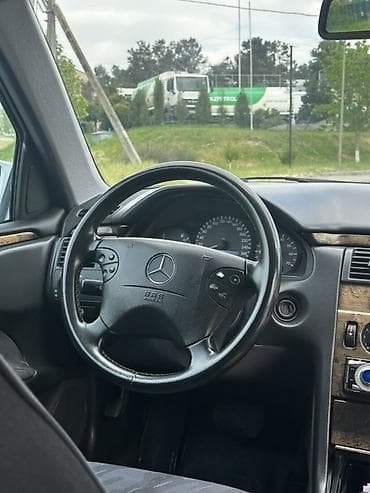 mercedes 208 d: Mercedes-Benz E-Class: 2 l | 2000 il Sedan — 5