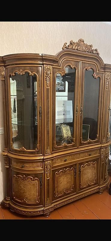 Şüşəli dolab vitrini