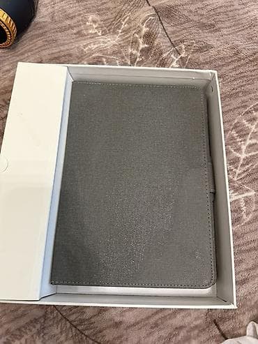 Samsung: Planşet boz rəngli qabığı ilə təqdim olunur, bu da ona zərif görünüş — 3