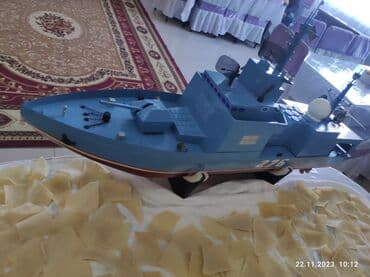 бу гантели в бишкеке: Mavi rəngdə olan bu gəmi modeli, helikopter meydançası və helikopteri — 4