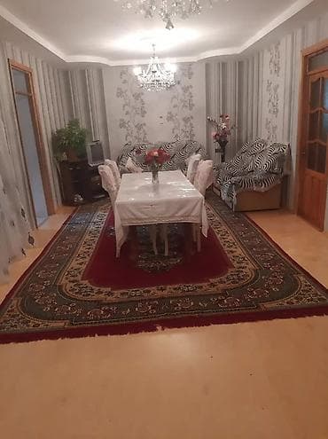 goycayda evler: - Geniş, daşla döşənmiş həyət: yaşıl ağaclar, gül kolları, hasarlı — 1