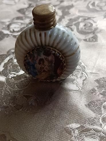 Qədimi üslubda kiçik ətir flakonu - Material: qab gövdəsi ağ, şaquli — 1