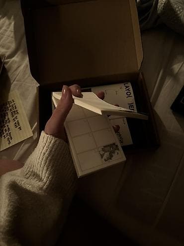 divar resmleri: Məhsul: “LAYOVER” (TaeHyung/V) albomunun orijinal xüsusi boks seti — 5