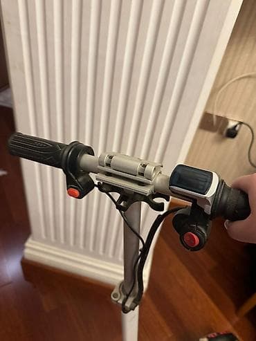 Elektrik skuter Xüsusiyyətləri: - Sükan hissəsində rəqəmsal displey