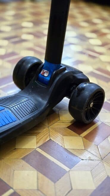 moped qiymətləri: Uşaq skuterı – 3 təkərli, mavi-qara. Yaxşı vəziyyətdədir. Təkərlərdə — 6