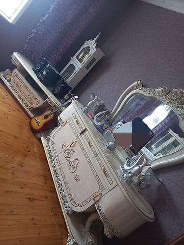 divan desti: Klassik üslubda qonaq otağı mebel dəsti Tərkibi: - 1 ədəd iri yemək — 8