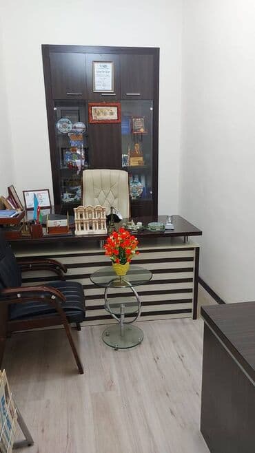 офис: Sahil metrosunun yaxınlığında yerləşən ümumi sahəsi 40kv,m olan,4 — 3