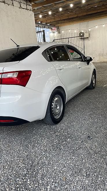 corolla stop: Kia Rio: 1.4 l | 2012 il Sedan — 8