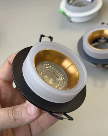 Süni güllər: Kölgə effektli spot. Whatsappa yazsanız işıqlı formada videolarını — 2