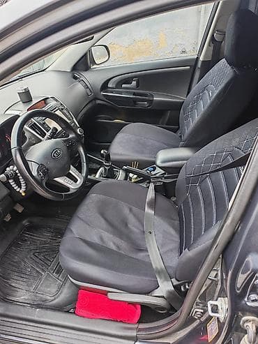 kia magentis: Kia Ceed: 1.4 l | 2010 il Universal — 3