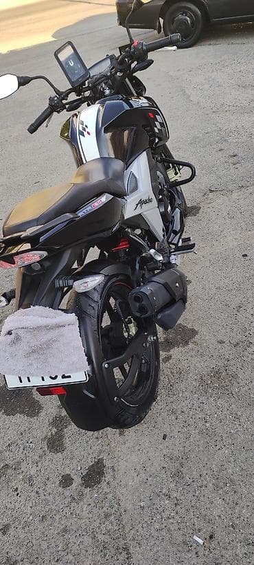TVS Apache RTR 160 4V motosiklet - Rəng: qara-ağ, idmançı qrafika ilə