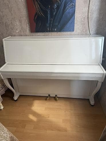 akustik gitara: Akkord upright pianino – klassik akustik model, ağ rəngdə parlaq — 3