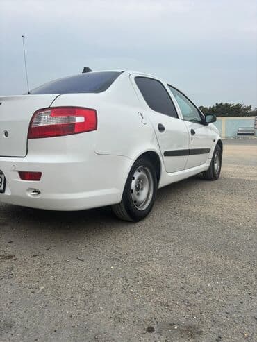 фольксваген поло новый кузов: Ağ rəngli sedan avtomobil Xüsusiyyətlər: - Kuzov: 4 qapılı sedan, ağ — 4