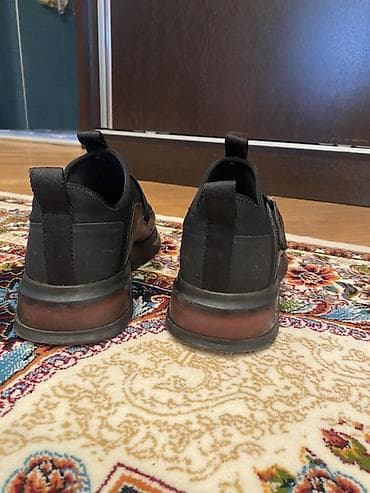 Qadın geyimləri: Məhsul: Kişi idman ayaqqabısı – BOSS brendi - Rəng: qara - Üst hissə — 3