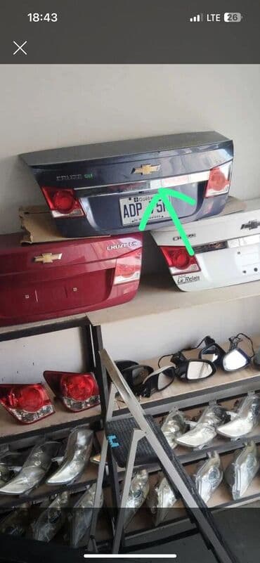 Şüşələr: Chevrolet Cruze avtomobilləri üçün müxtəlif rənglərdə baqaj qapaqları — 1