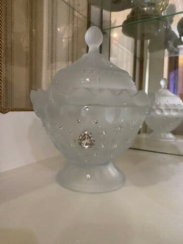 süni güllər: Donanımlı qapaqlı iki qab və hündür vaza daxil olmaqla, buzlu şüşədən — 2