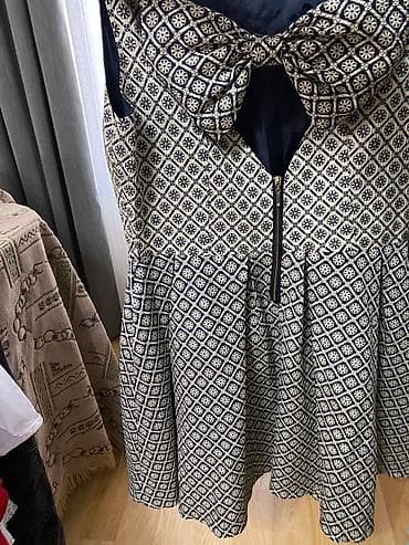 Qoluzsuz, dizə yaxın uzunluqda, qara-krem rəngli naxışlı qadın donu — 2