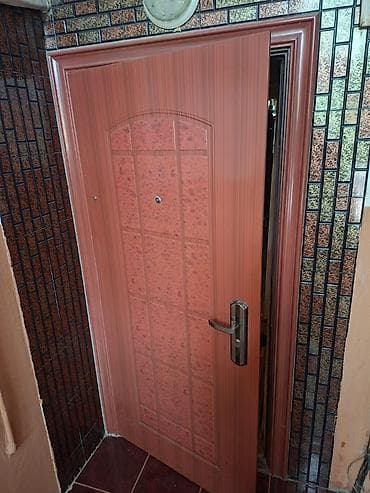 plasiq qapi: Metal giriş qapısı – taxta teksturası ilə qırmızı-qəhvəyi rəngdə — 1