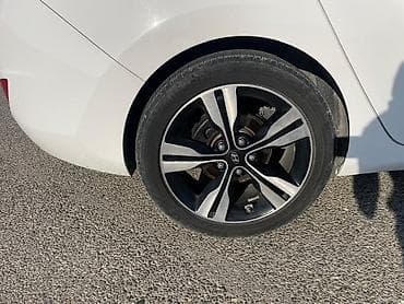 larzon disk: Hyundai i30 Wagon – ağ rəngli, universal kuzov. Əsas xüsusiyyətlər: - — 6