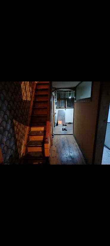 Qarajlar: Ev 28 may metrosuna 2 dəqiqəlik məsafədə yerləşir. 28 moll və adnsu — 2