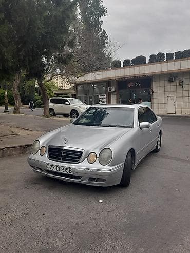 e39 radiator: Mercedes-Benz E‑Class (W210) sedan, gümüşü rəng. - Kuzov: 4 qapılı — 1