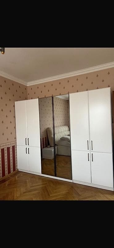divar refi: Ağ rəngdə, çox bölməli böyük qarderob şkafı. - Ümumi dizayn: 6 qapılı — 1