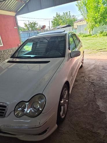 e 3 2: Mercedes-Benz C 230: 2.5 l | 2006 il Sedan — 3