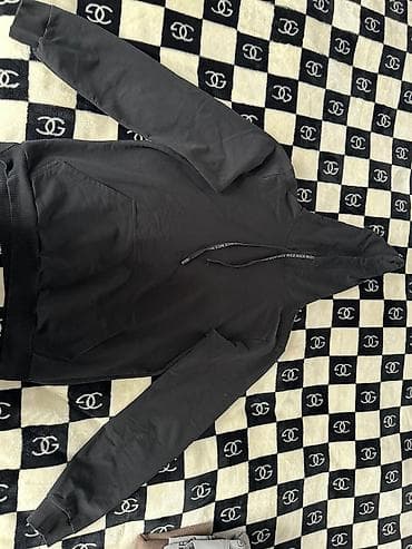 свитшот: Qara rəngli kapüşonlu sviter (hoodie) - Klassik qara rəng, sadə və — 1